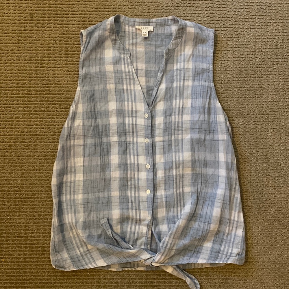 Button and tie top